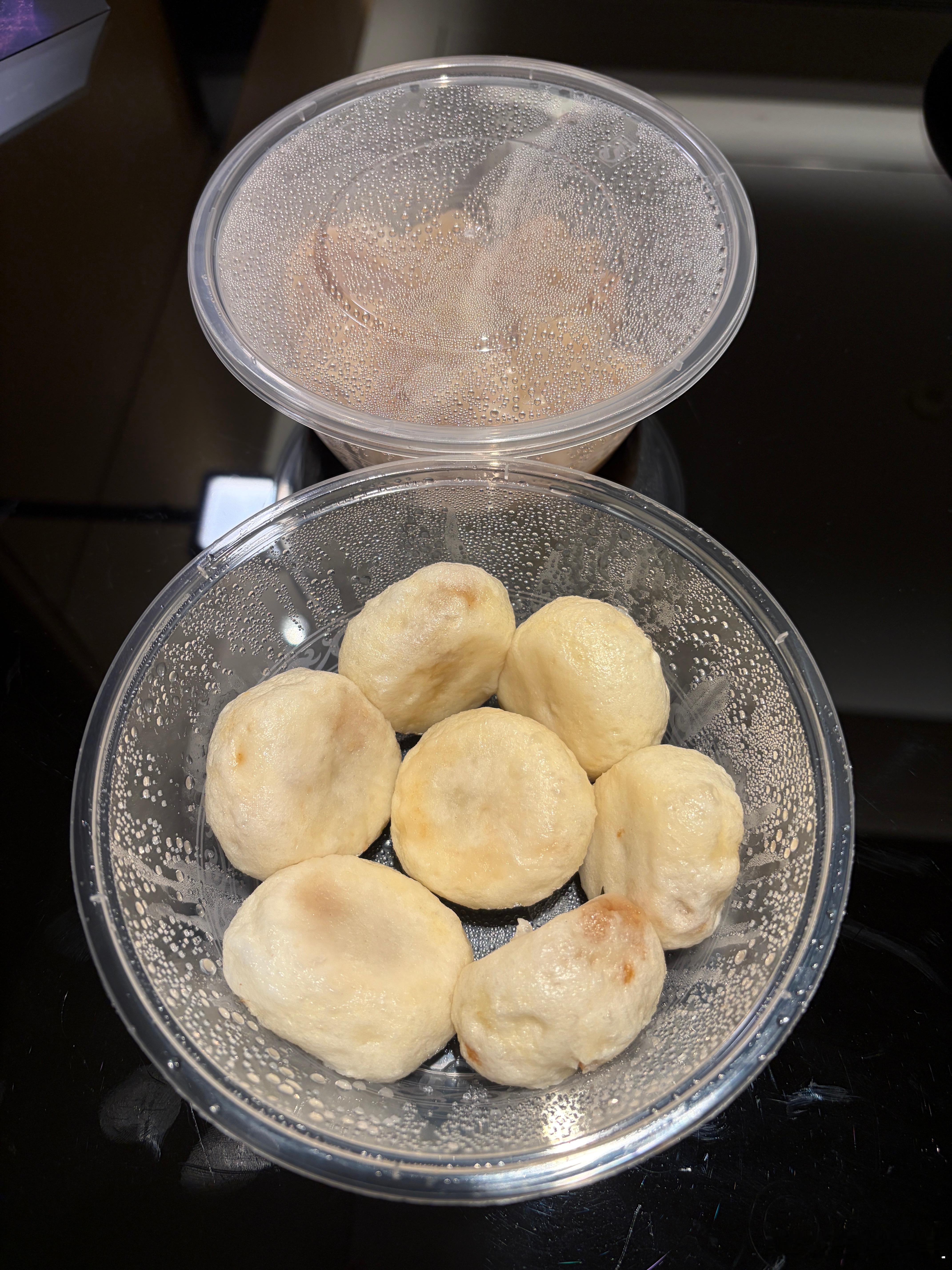 坏了，突然发现晚上没吃饱…品尝一下上海著名美食吧，杭州小笼包！ 