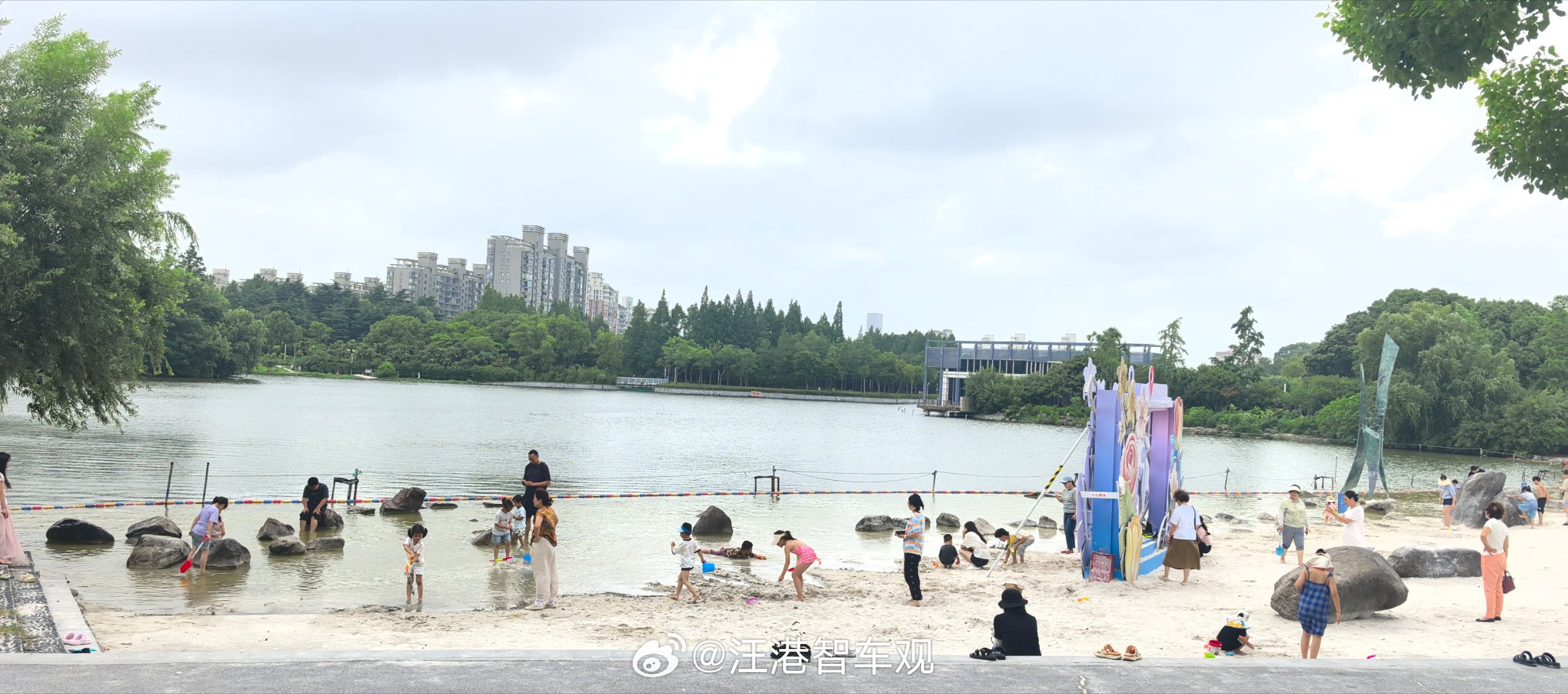 忙里偷闲带孩子来大宁公园，且当是沙滩度假了～刚好今天持续有风，也没烈日，甚好～ 
