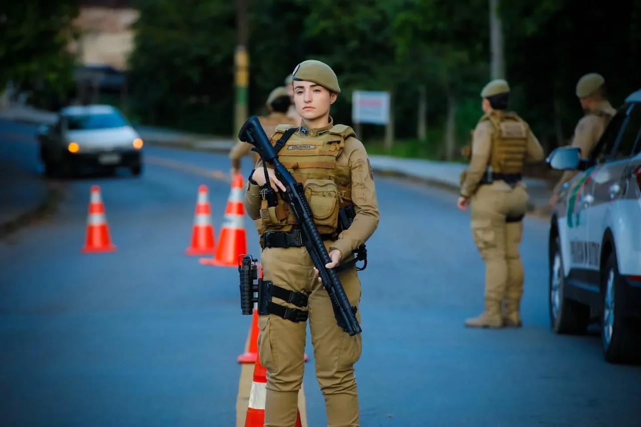 巴西女宪兵与陶鲁斯霰弹枪