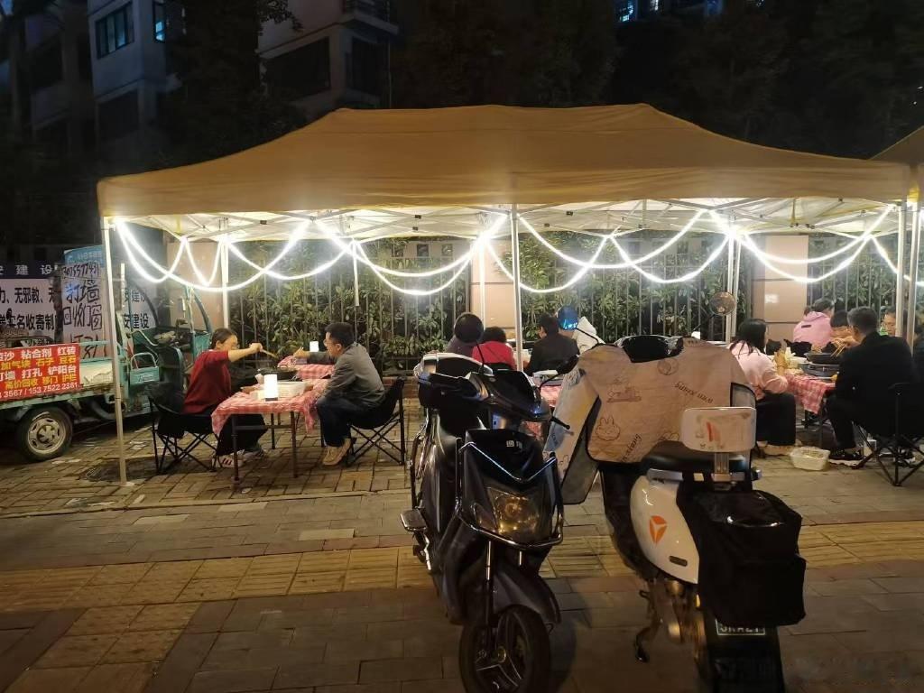 ~ 目前合肥最流行的新晋饮食文化：坐在路边涮火锅！ ​​​ ~。 ​​​