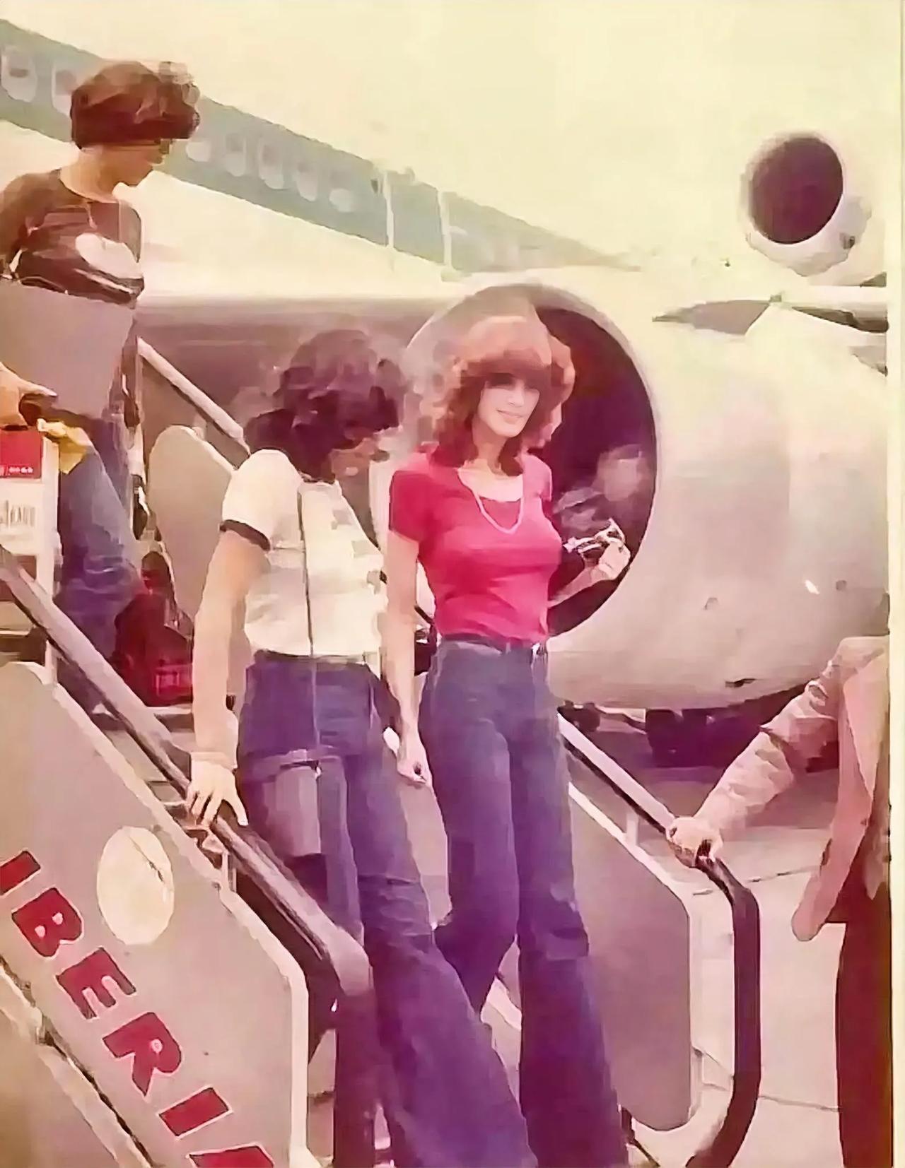 这张照片带我们回到了上个世纪70年代，那个时代的时尚风格被认为是独具特色的。当时