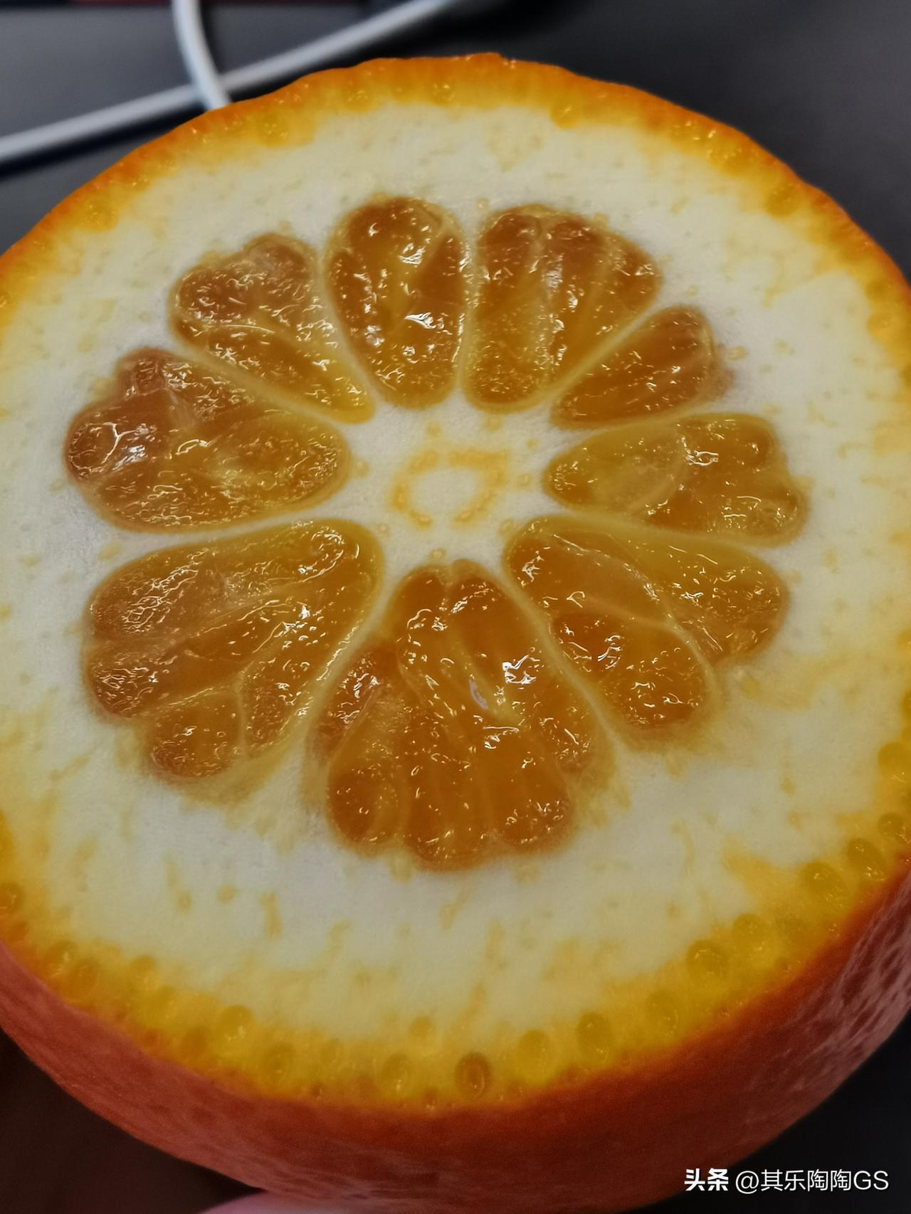 泥泞的路上，你拖着疲惫的身体
一步一步向前走着
夕阳渐渐落山
你驻足远望
远方的