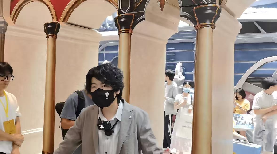原来内向的人都是这样交朋友的影月月现身快闪现场，本人温柔灵动，耐心和粉丝互动。线