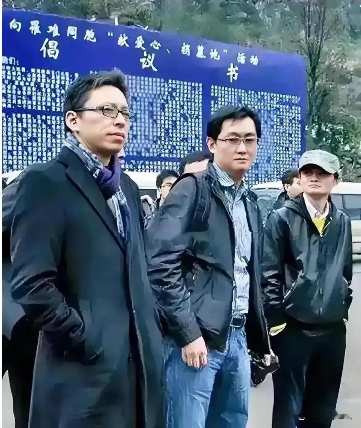 2008年的时候，从这三个人的穿着打扮和表情都可以看到他们企业的状况。
左边的张