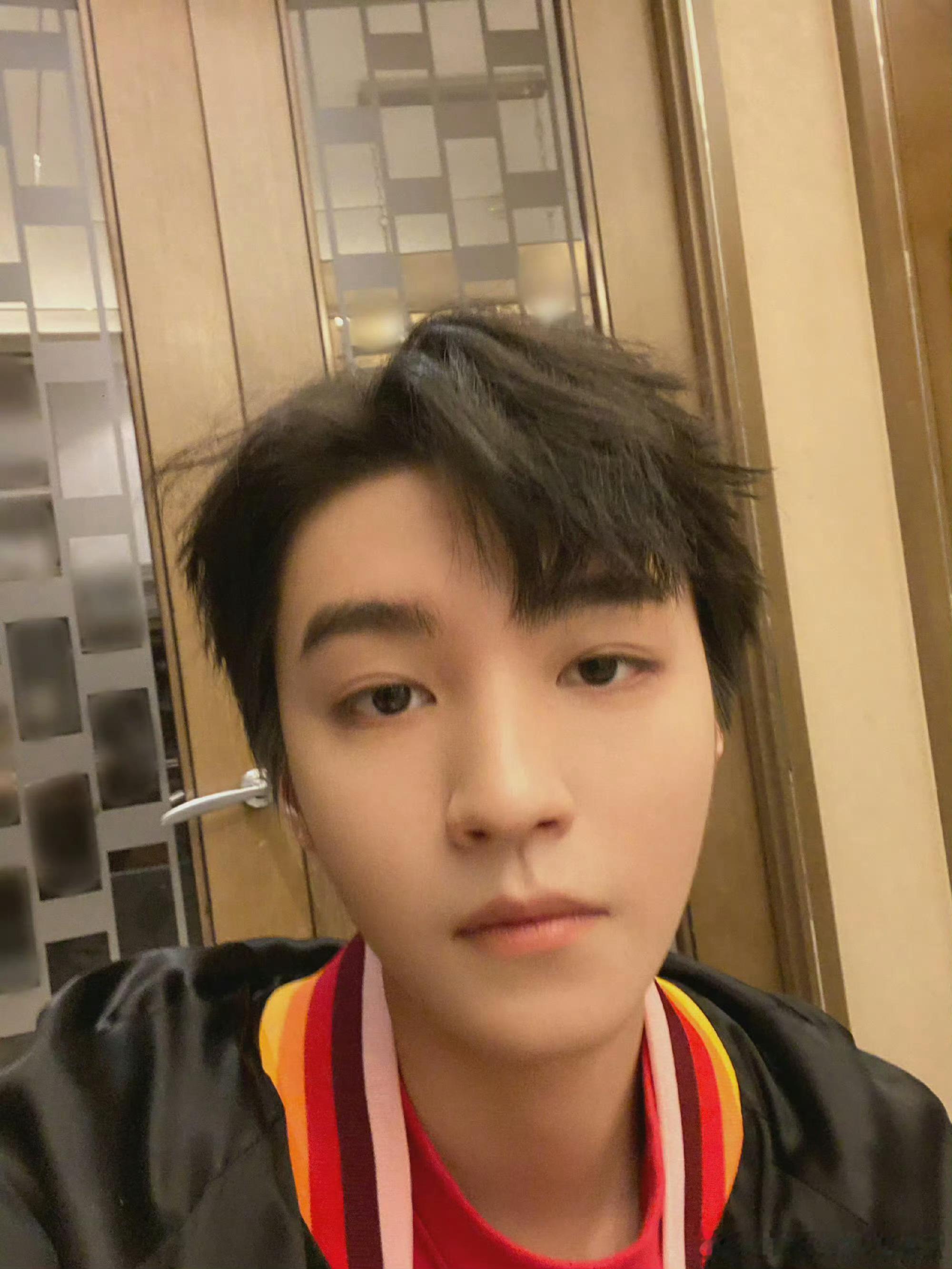 好久没自拍了，出来发两张自拍！ 