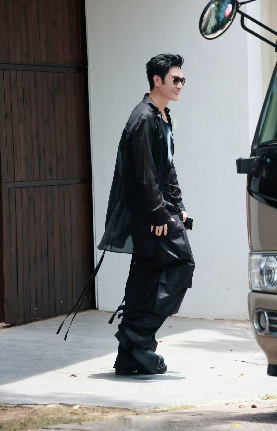 林依轮回复赵今麦16个舅爱你 《骄阳似我》里林依轮和赵今麦互动超有爱意！舅舅夸完