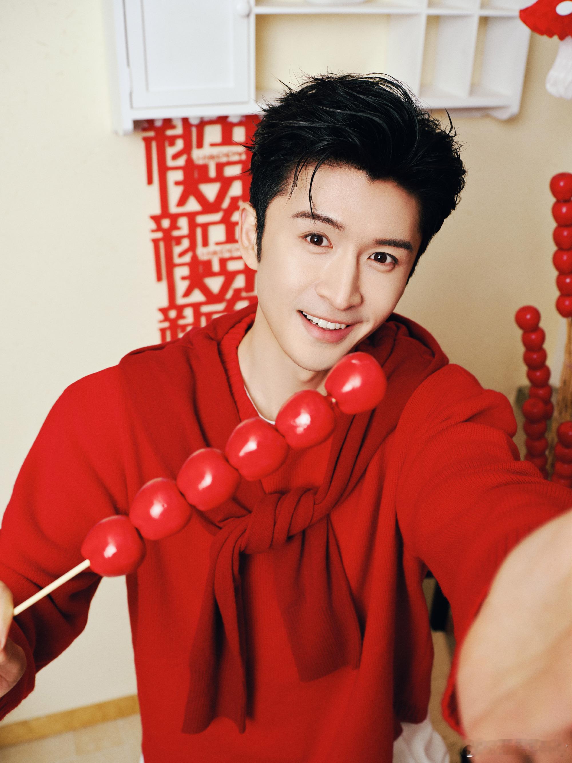 张云龙除夕大片，红装焕新，型格满分！张云龙身着ANN ANDELMAN假两件披肩