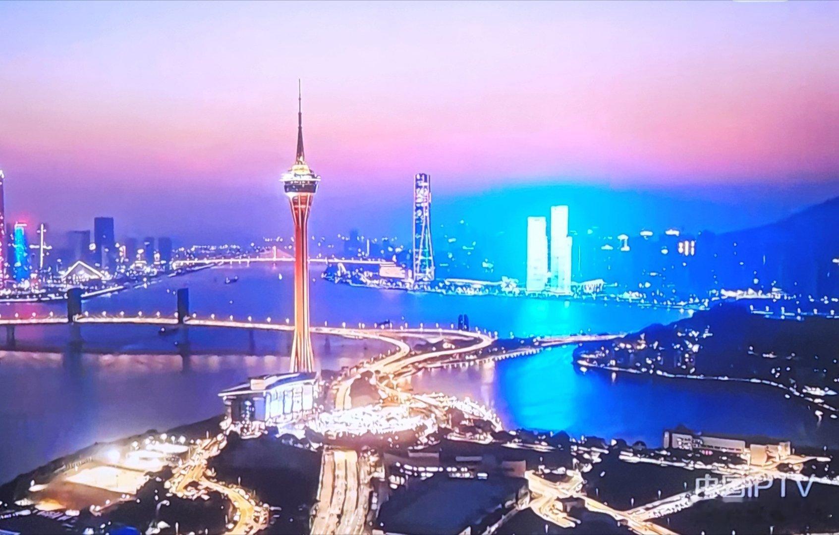 今天A股大盘沿袭了昨天下跌的走势:   东方财富App显示的10项指数除上证50