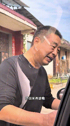 老头搁家眼巴巴盼孙子，儿子一进门就逗他，说孩子压根没来。
老爷子当时脸就耷拉下来