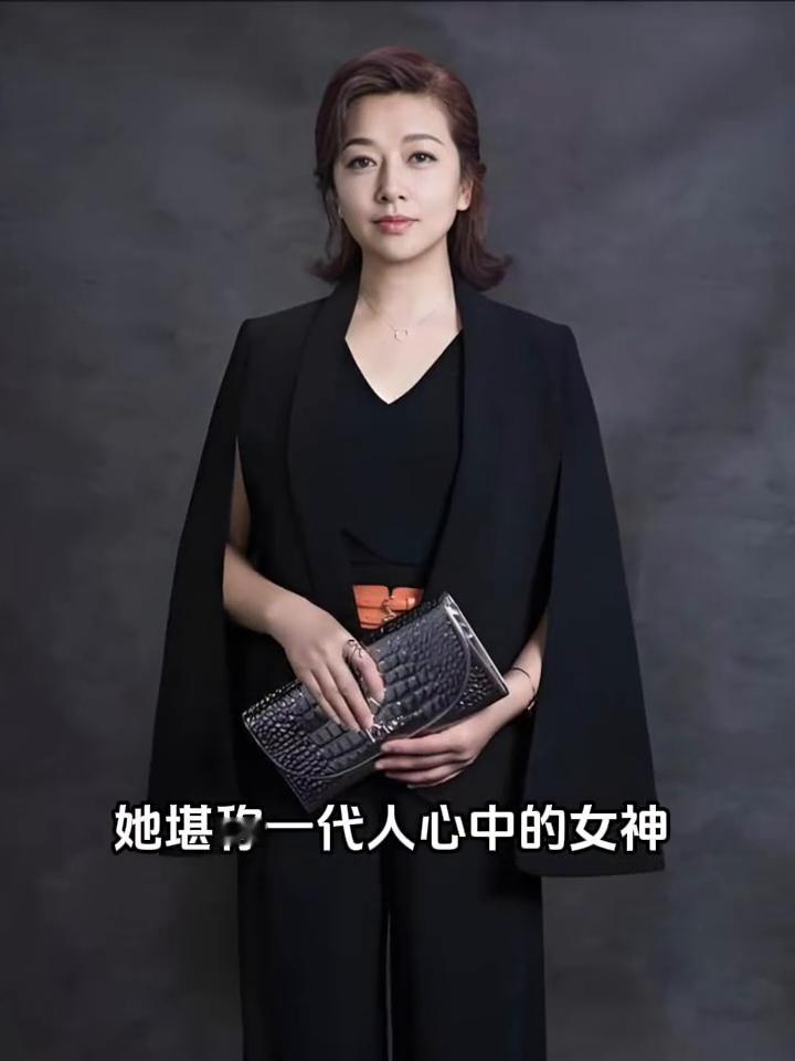她堪称一代人心中的女神，复古卷发衬出优雅风韵，温婉气质从眉眼间自然流露，那足以凝
