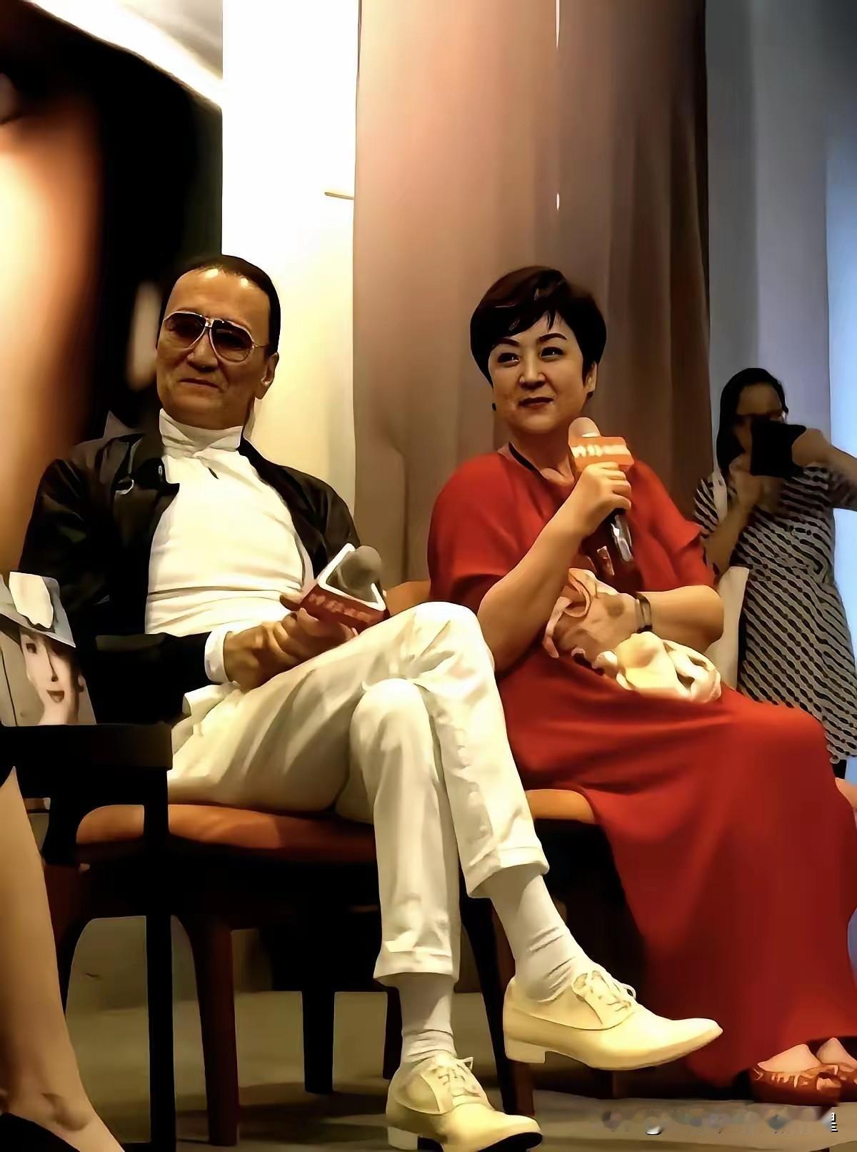 一次采访，鲁豫问甄珍：“当年为什么会跟谢贤离婚？”
​甄珍说：“他不愿意来台湾，