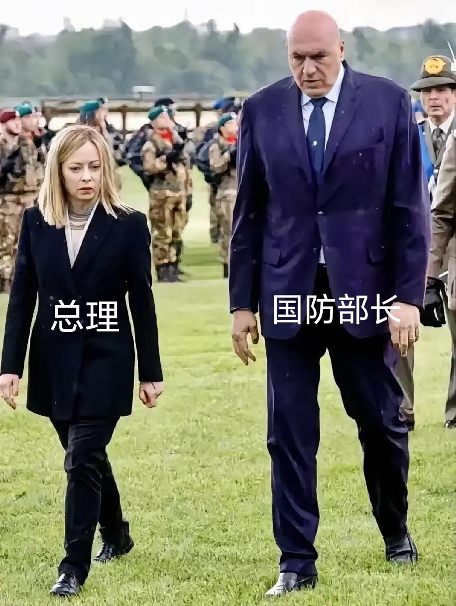 人无完人，金无足赤，这是意大利女总理梅洛尼和国防部长克罗塞托检阅部队的场面，梅洛