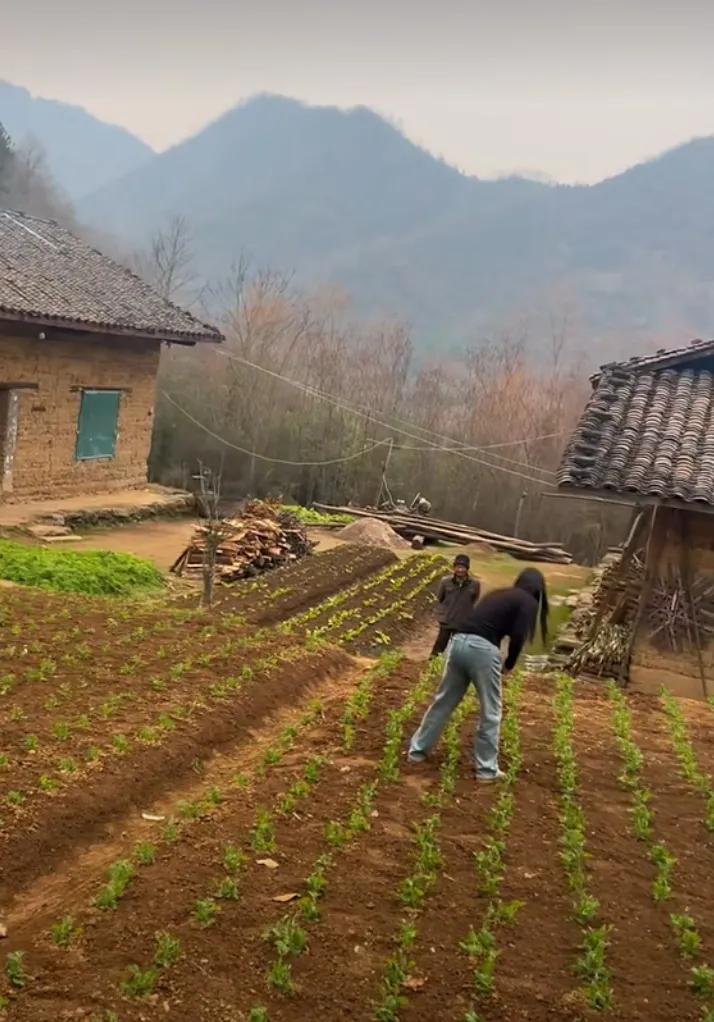 山野耕耘之处，春光满盈其间。山脚下的田园景色，漫步于此，不禁思绪万千。人这一生啊