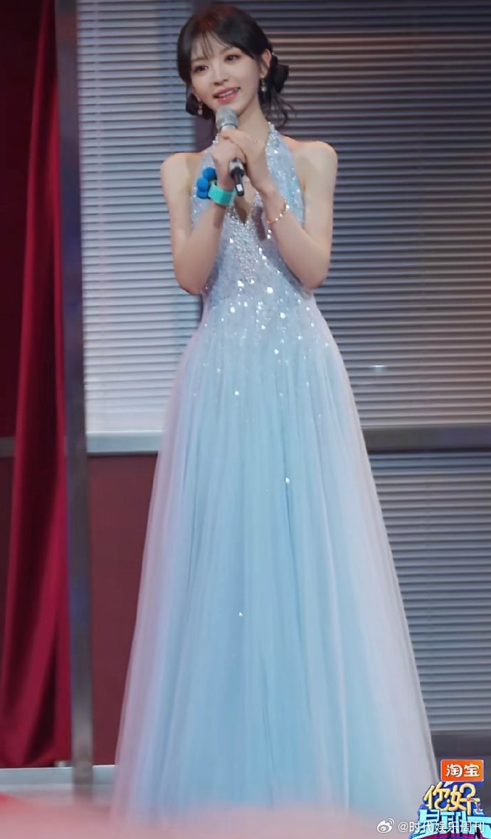 张凌赫田曦薇牵手合唱好甜你好星期六田曦薇歌声清甜，张凌赫嗓音温柔，牵手合唱的画面