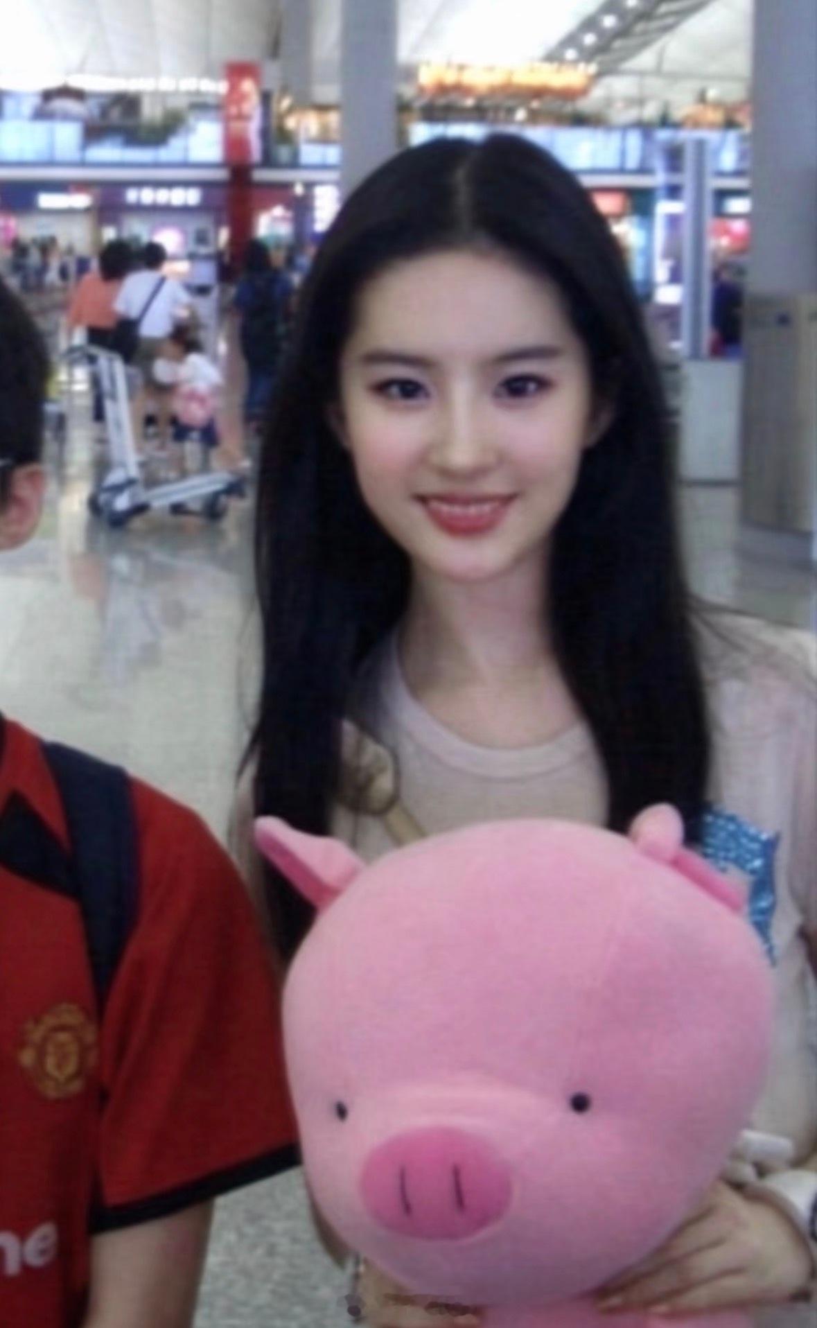 刘亦菲丨和路人合照最多的女明星，早期完全小甜豆来的，青涩美 
