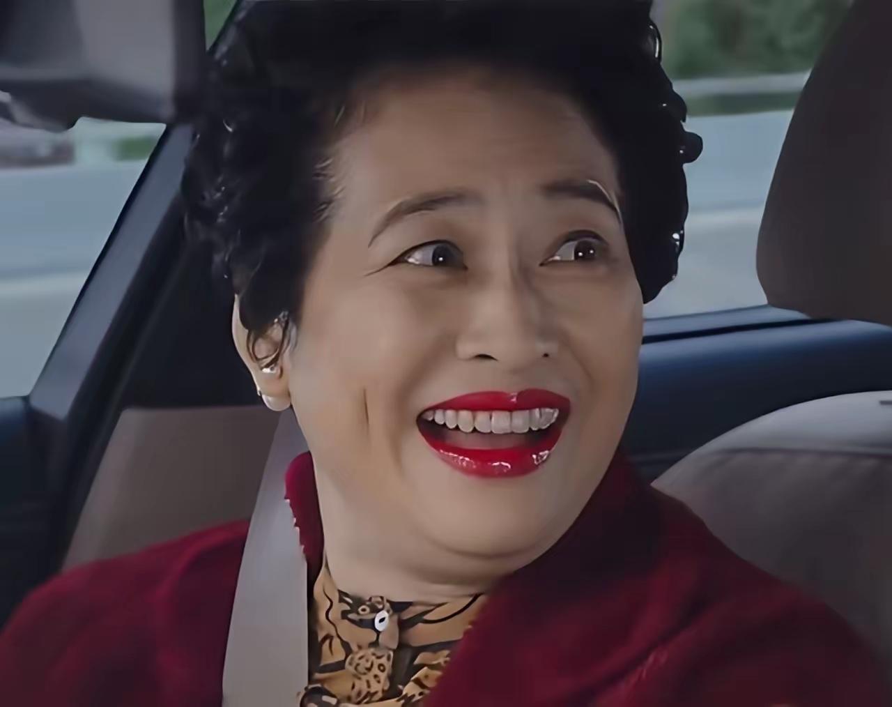 《我的前半生》里，演得最好的人，就是许娣饰演的薛甄珠。

烫着蓬松的卷发，涂着艳