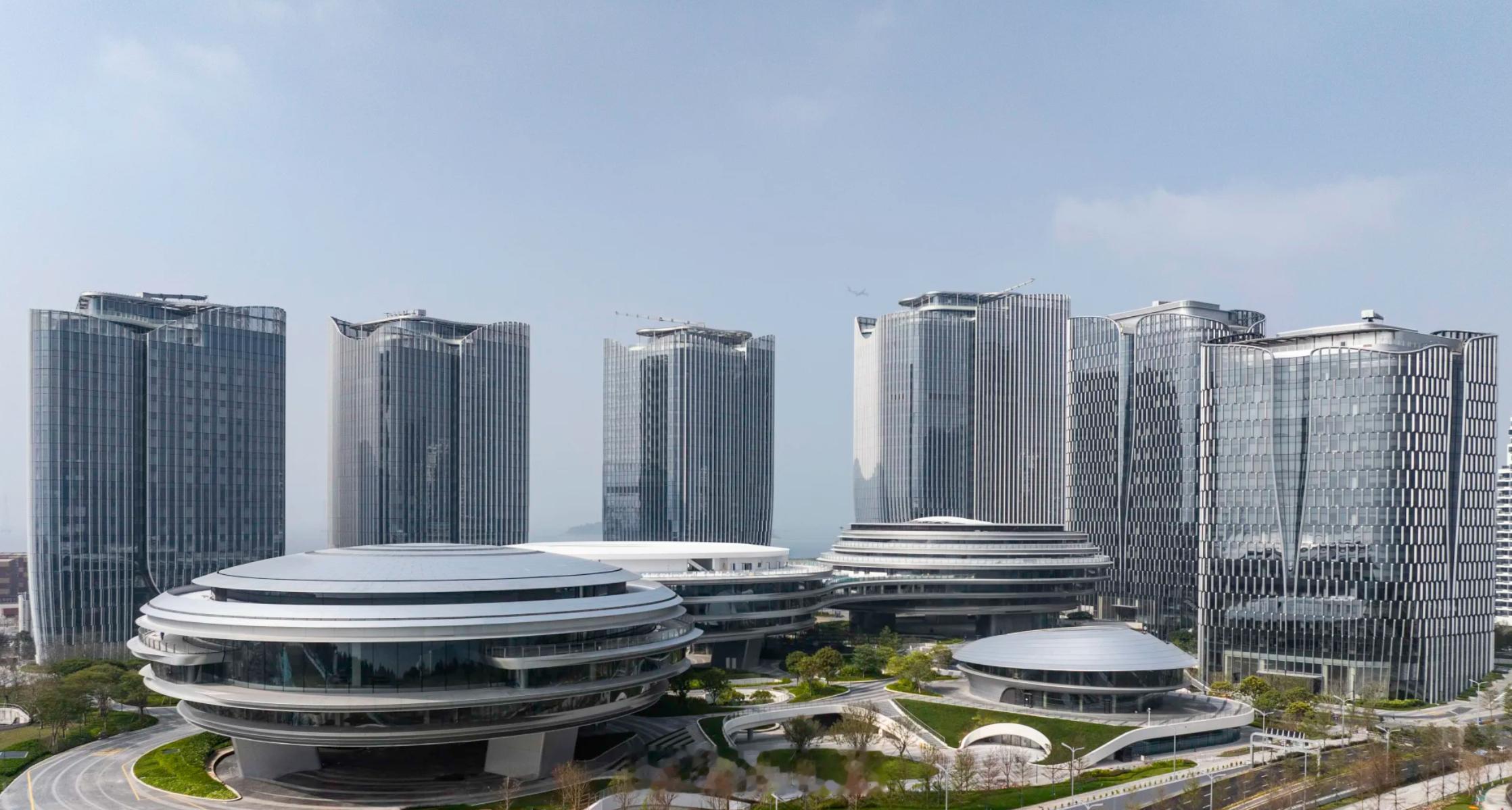 明年春节前企鹅岛将进驻2万名员工。二期三期也在同步建设中，等到2028年二期全部