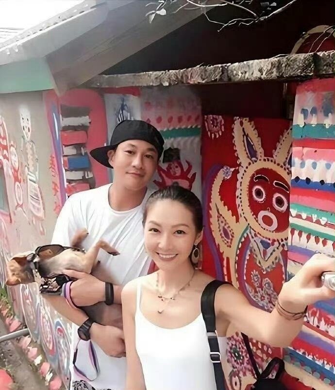 何润东在事业巅峰期娶了售货员的妻子，现在依旧恩爱如初 