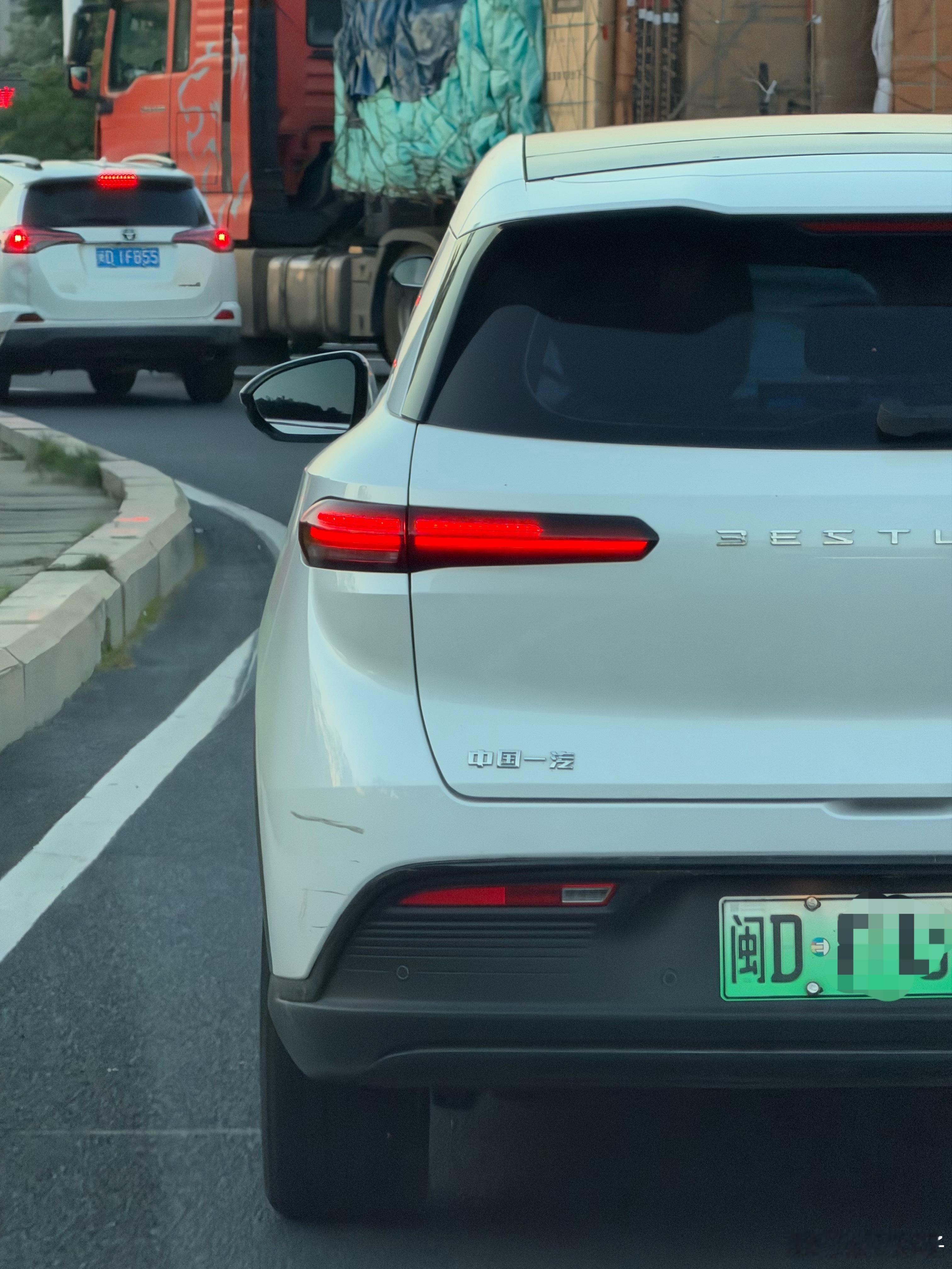以前汽油车时代，我只要看一眼尾灯，就知道是什么车，现在啊，我连品牌都认不全，丢汽