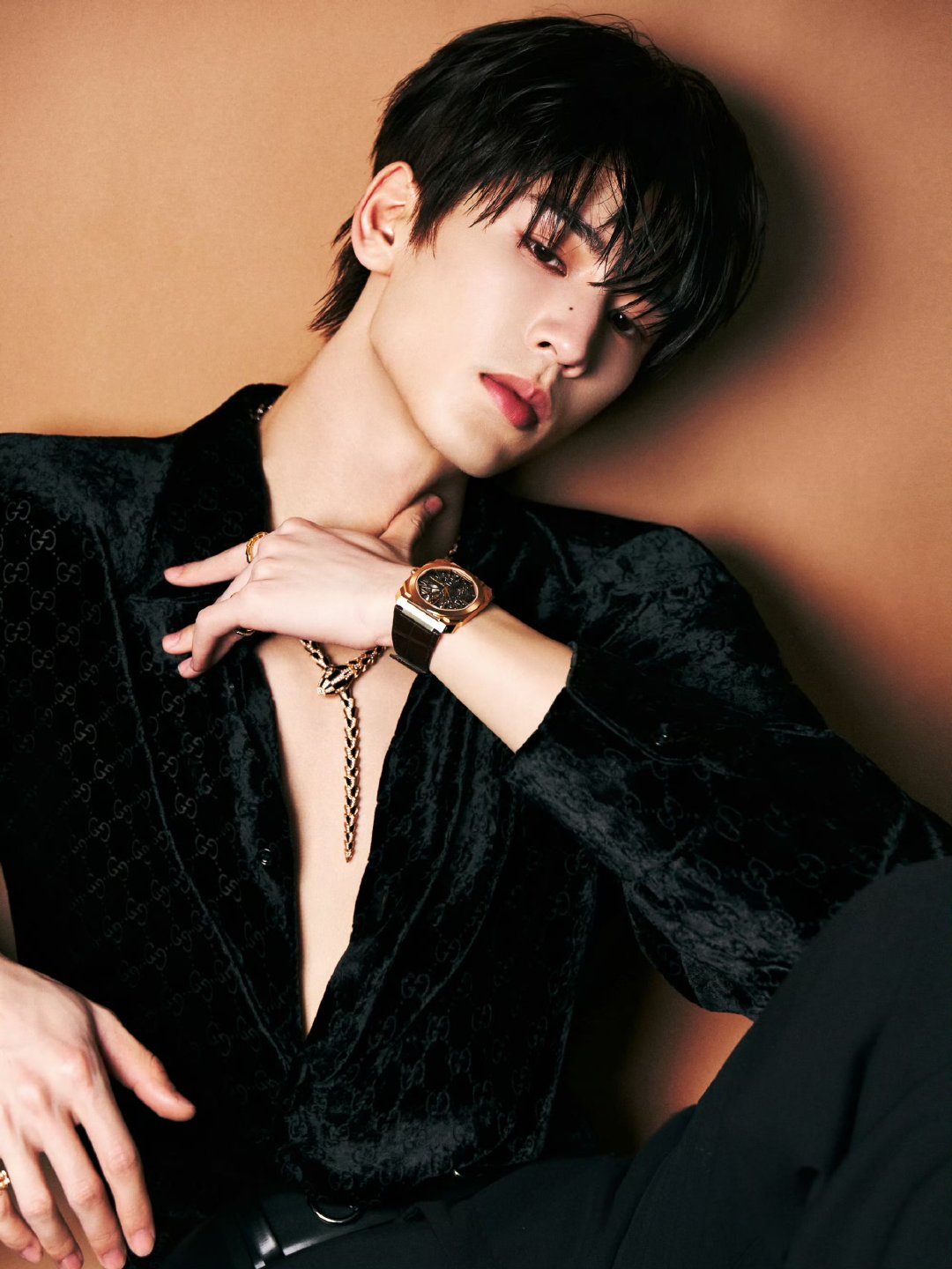 张凌赫金蛇深v造型张凌赫深v湿发造型张凌赫金蛇深v湿发造型 