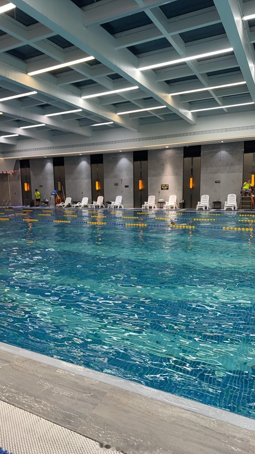 没想到一周一次游泳坚持一个月了～（过了个国庆体重从100升到了102）但感觉肉紧