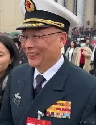 “我要有新航母了”
“我就要有轰20了”
“咦？陆军老大哥你咋不笑咧，新发的靴子