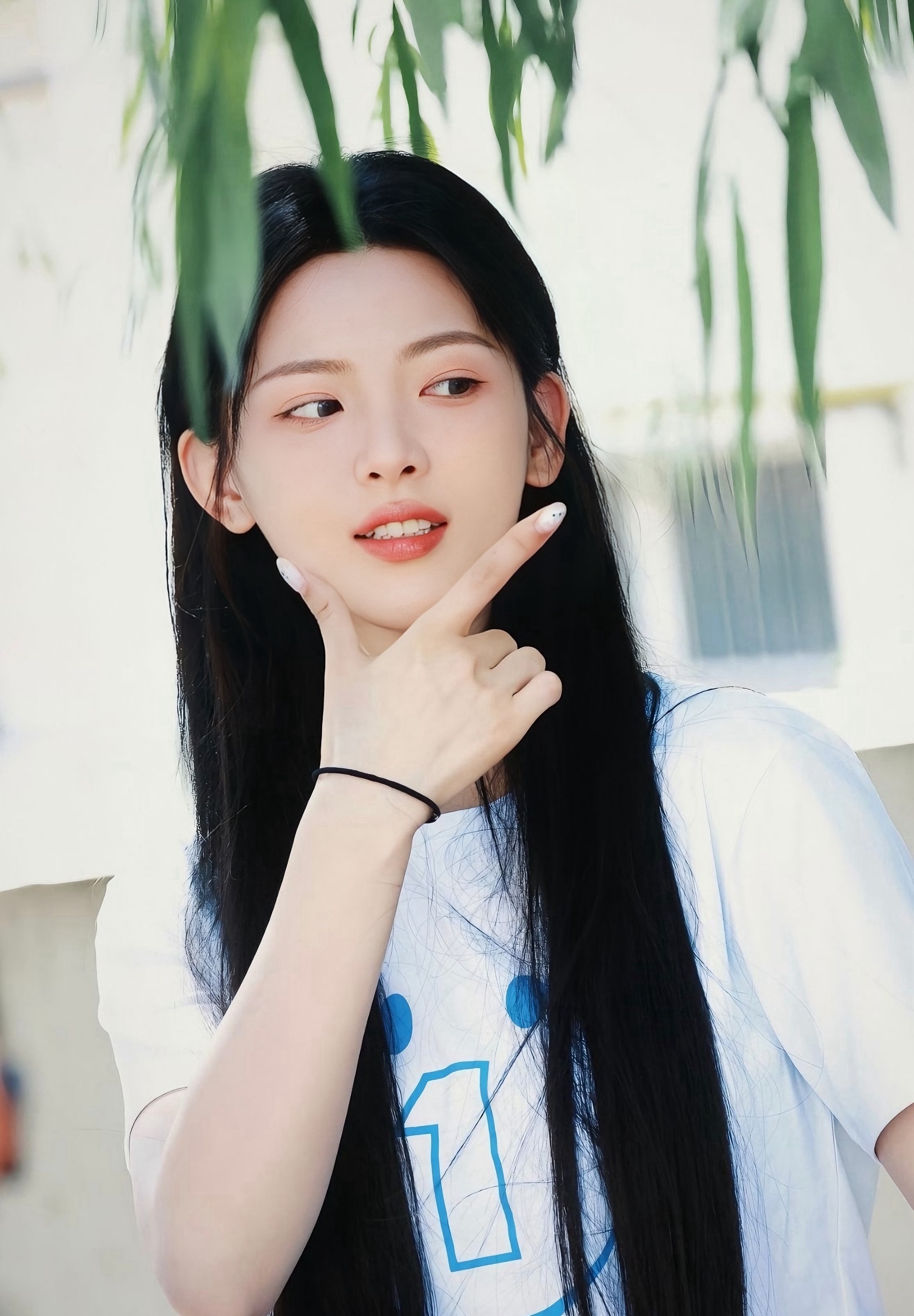 杨超越给王俊凯演唱会送花篮杨超越给王俊凯送花篮别人送花篮悄悄放，网友直接扒出杨超