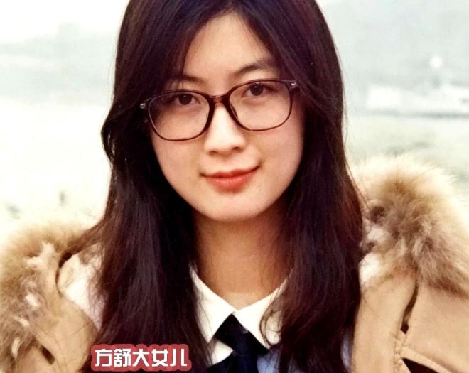 方舒这两个女儿，越看越觉得不简单，大女儿玲玲，是她和陈国星生的，北外读完书后去做