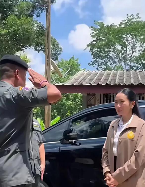 现在看来，佩通坦才是笑到最后的那一个，洪森不光名声臭了，还连累自己国家，图啥呢？