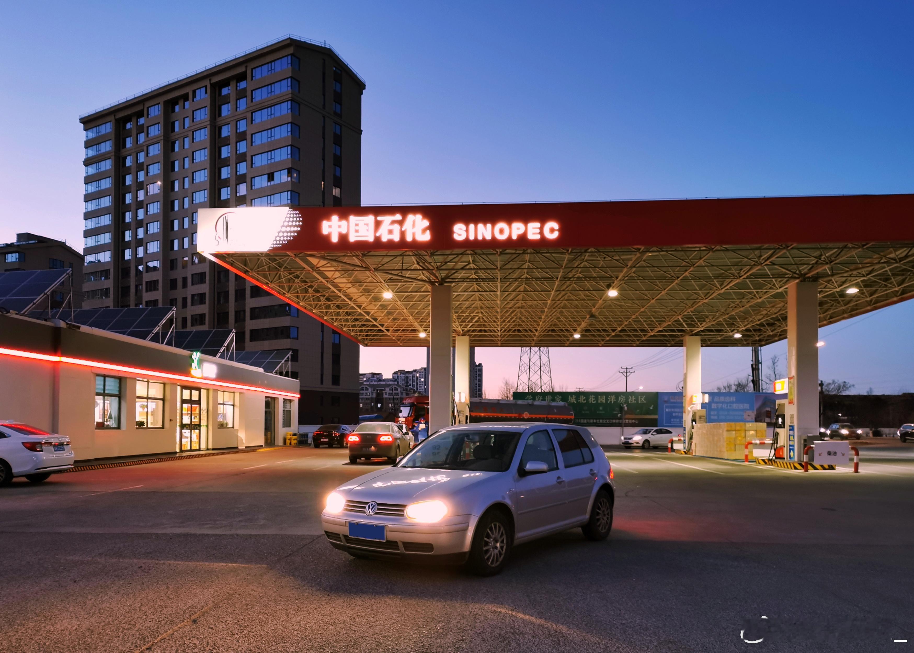 蓝调时刻，加油站的独享时光“旧时光”和“新时光”的相遇，加满油，车内放两首不同年