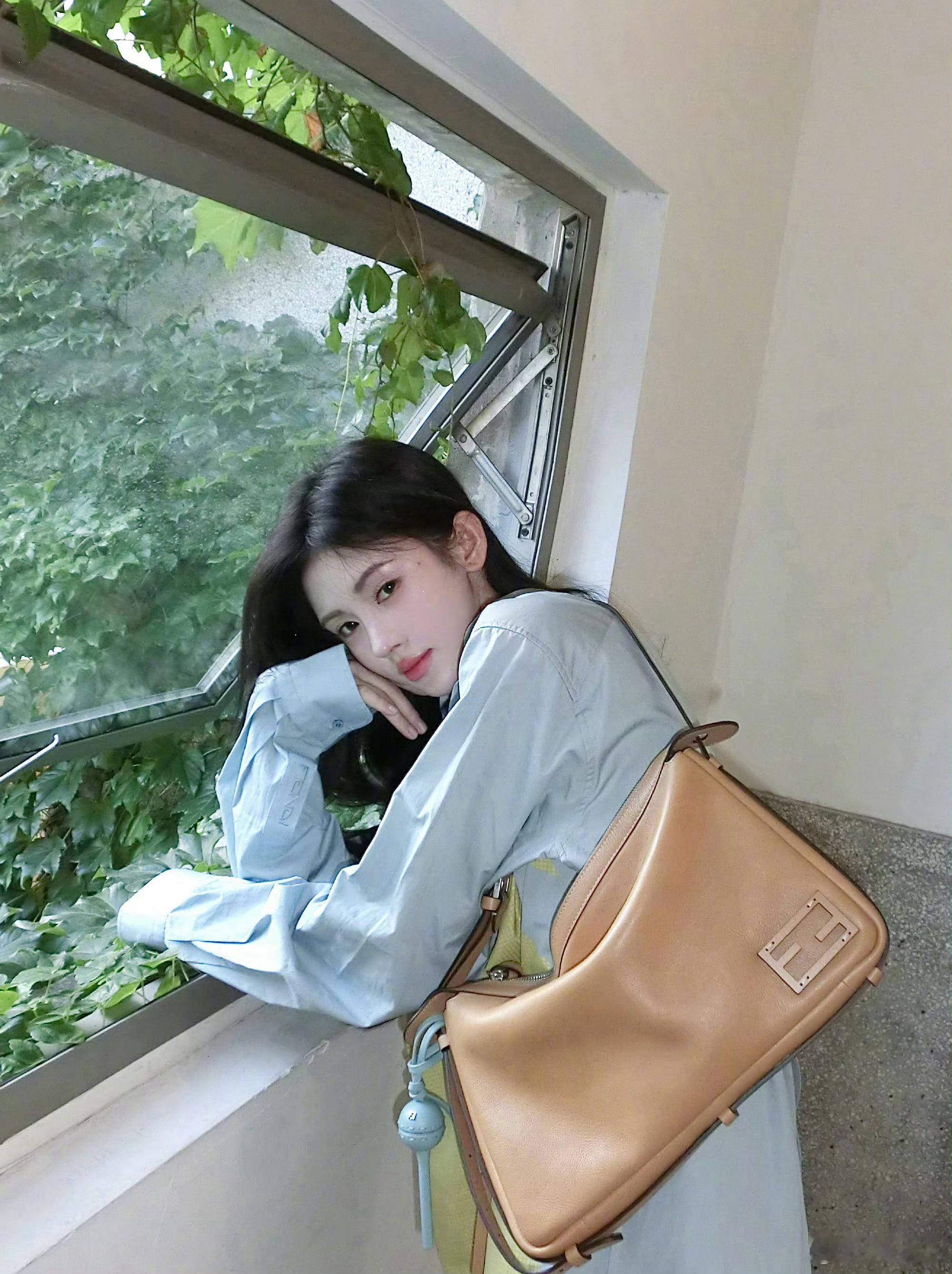 就这样轻易被种草，想马上知道这个唇色[苦涩]！🍊鞠婧祎更新 ​​​