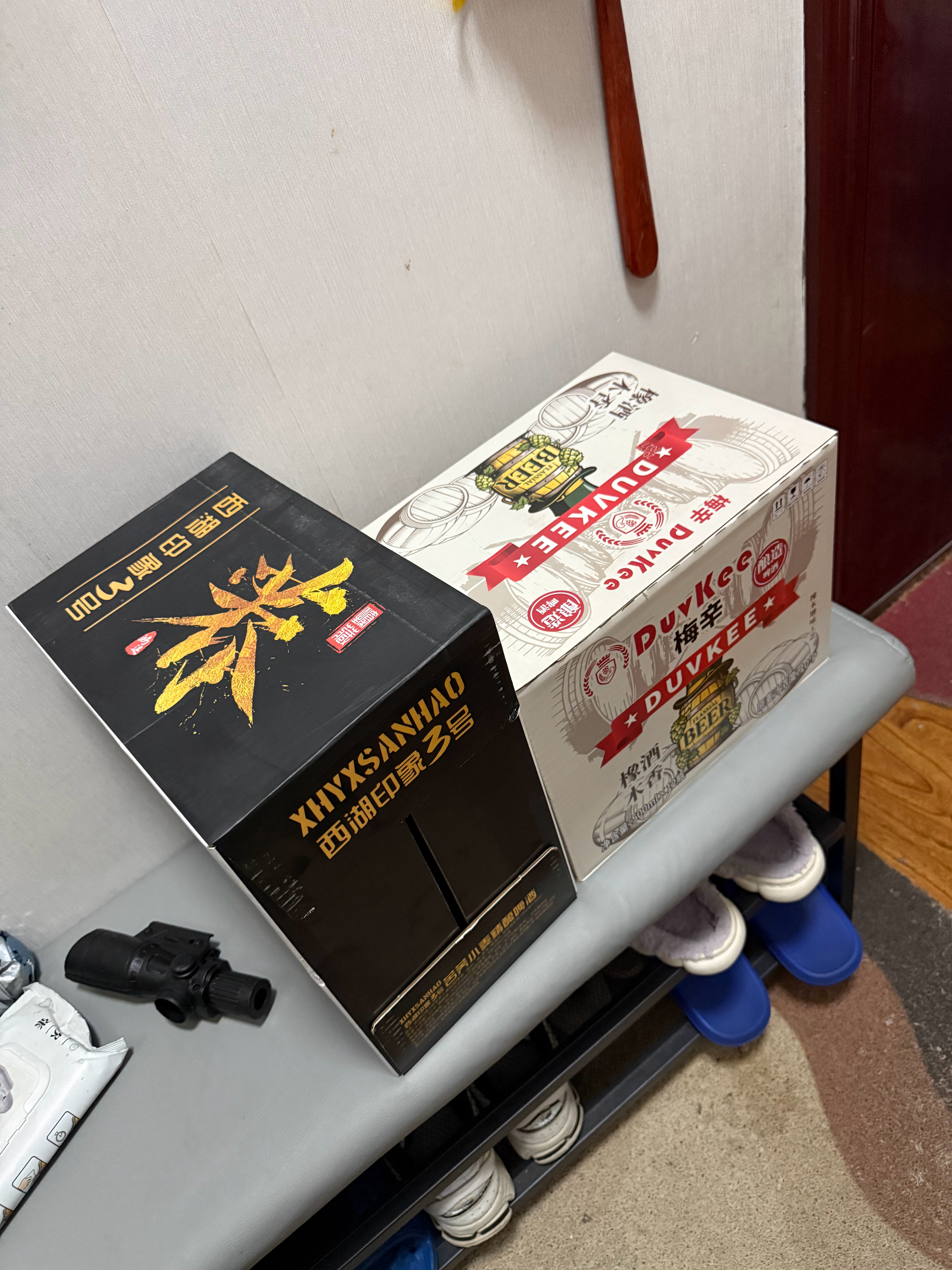 表哥来家里看我了，给带了两箱啤酒 
