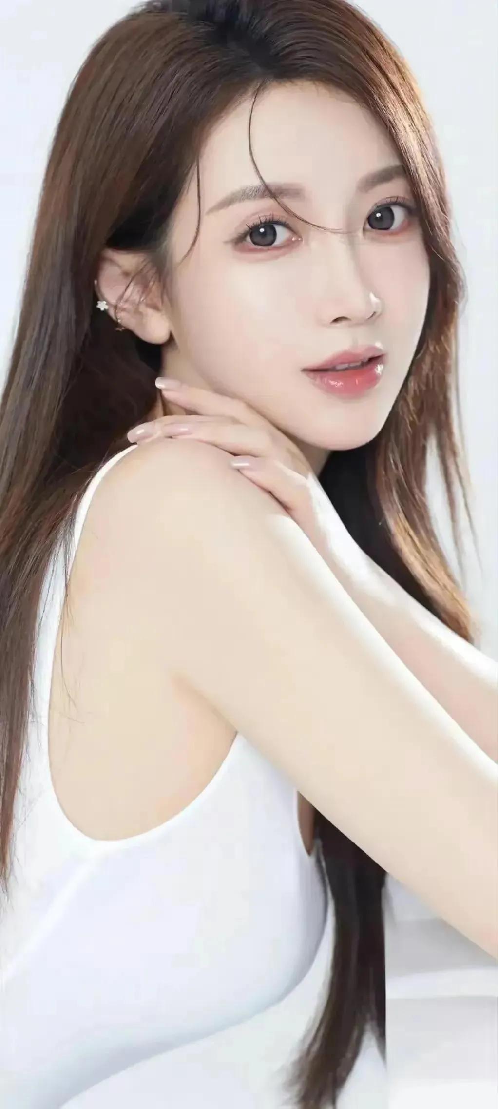 明眸动人，肤白貌美