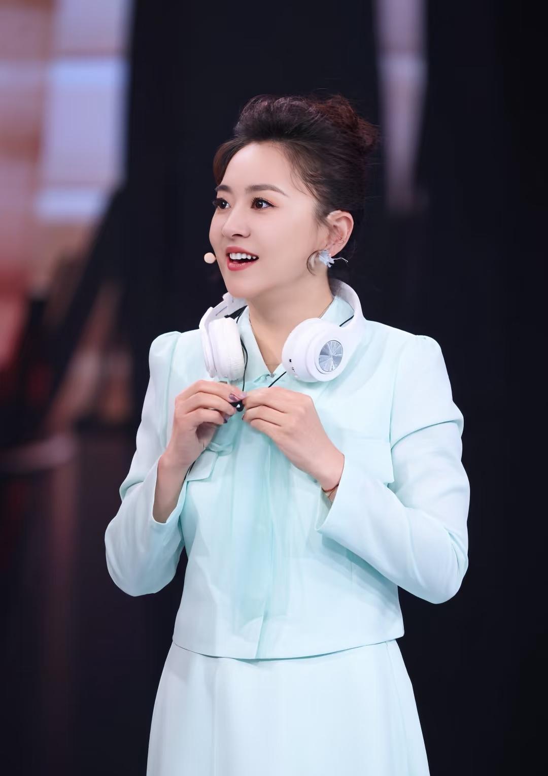 真的吗
央视著名主持人宣布告别
48岁的央视主持人月亮姐姐，10月18号发视频说