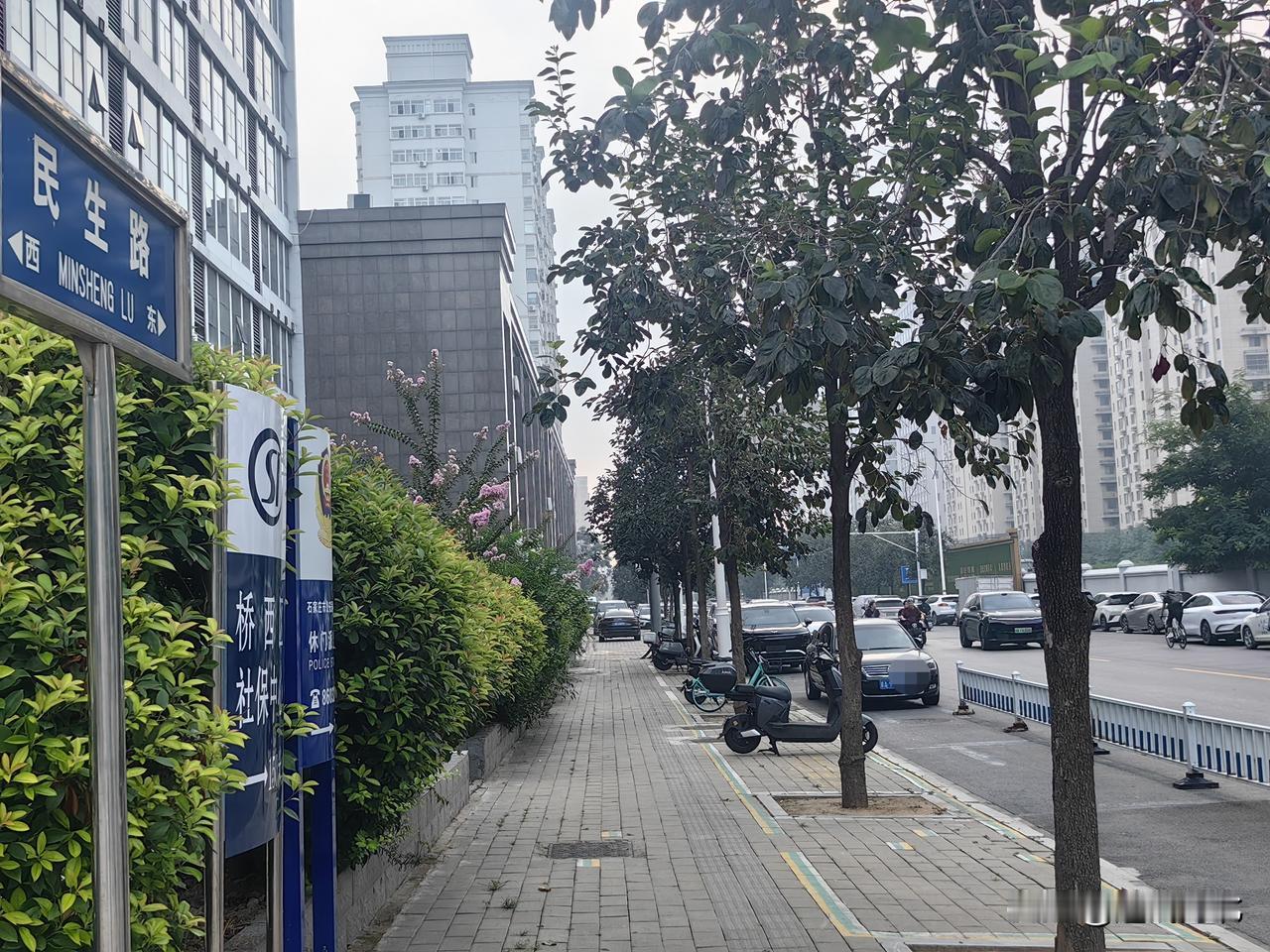 慢车道通行受阻】8月25日上午近9点，石家庄民生路与平安大街交叉口东行路段，一辆