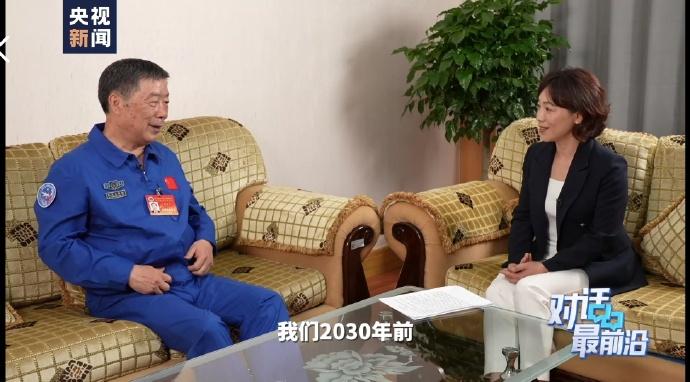 小美子，你要加油啊，说话间，中国人就要上月球了啊。你看嘛，中国载人航天工程总设计