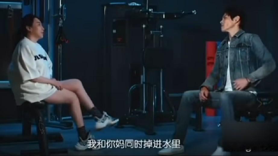 哈哈，妈妈和老婆掉河里了，先救谁？
这么经典的问题，向佐选择先救妈妈，理由是妈妈