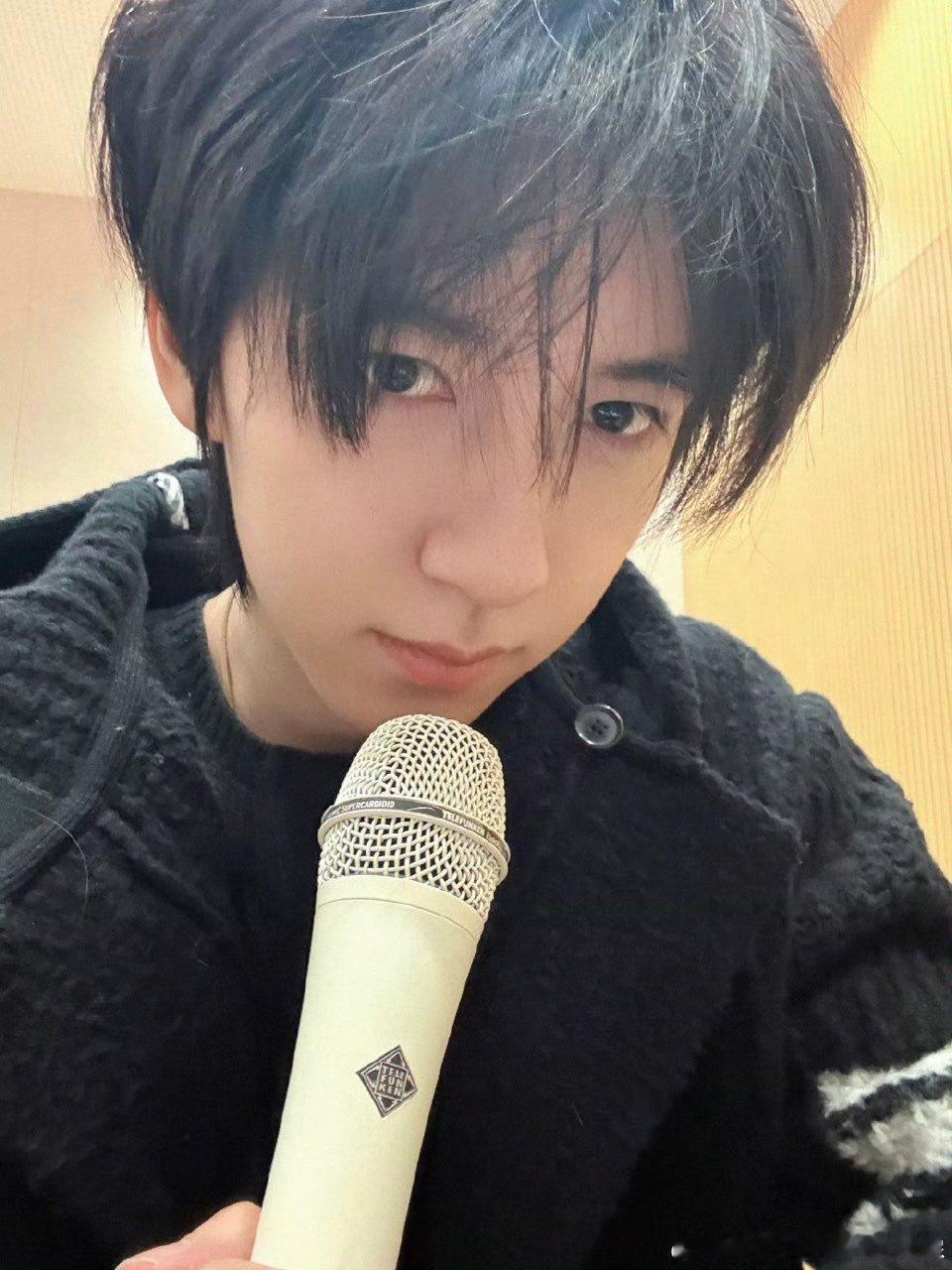 娱乐贺峻霖偷拍自己一张贺峻霖偷拍了自己偷拍的自拍 