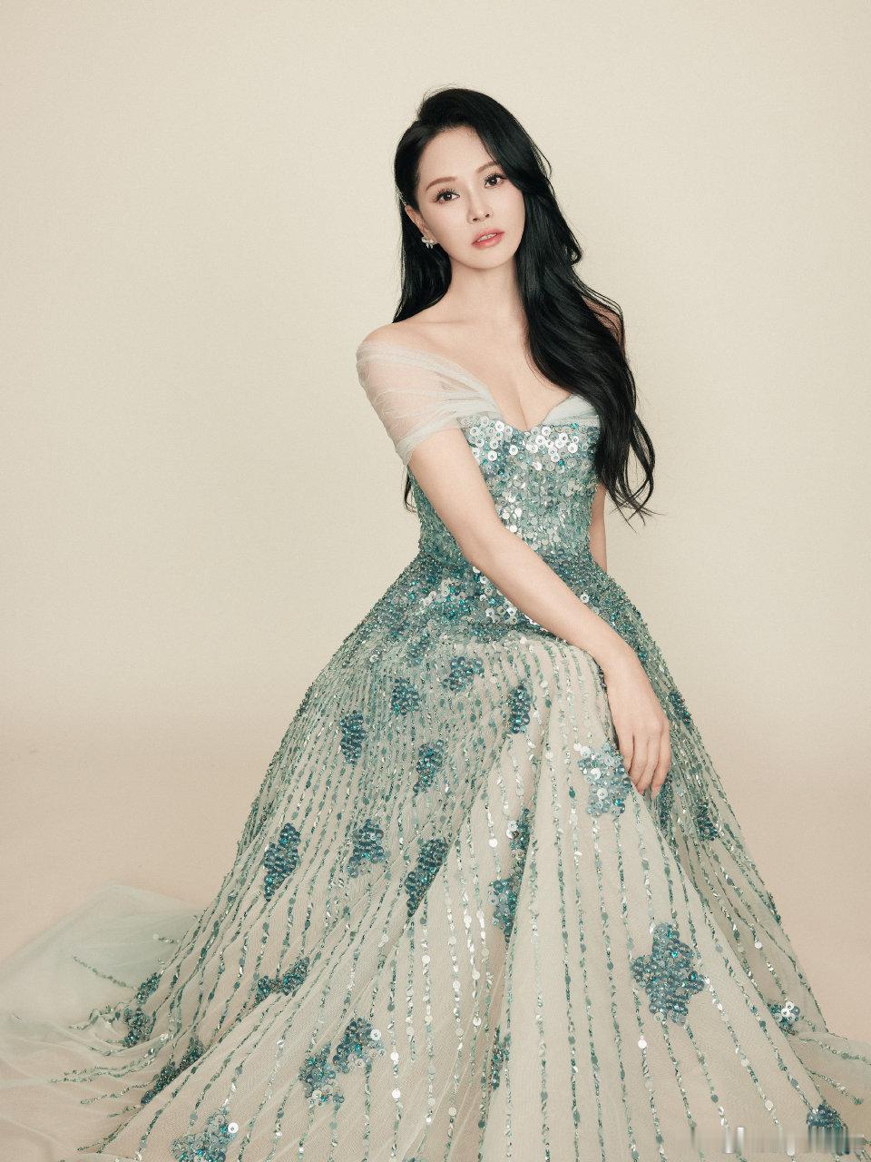 恩利伊能静同台唱跳在舞台的聚光灯下，伊能静与恩利携手同台，共同演绎，每一个动作、