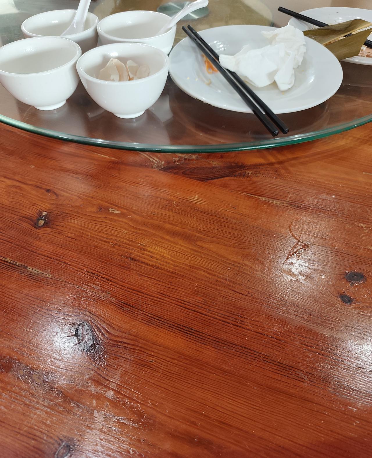 广州的退休人员出去吃饭的时候，都是把垃圾放在骨碟里面的，吃完饭的桌面上都是比较干
