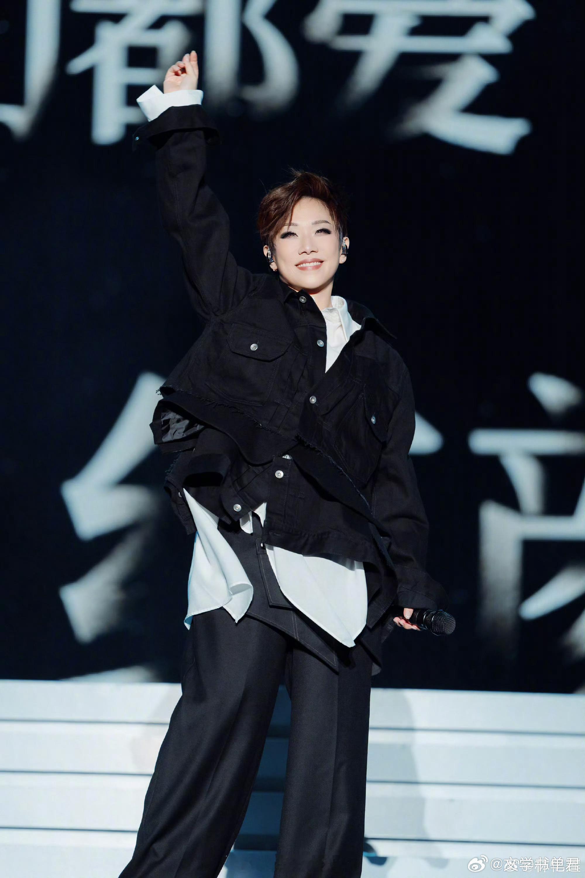 林忆莲染上了蒋欣在这里 粉丝喊“苏州欢迎你”，林忆莲空耳“想要吃面”，反应过来时