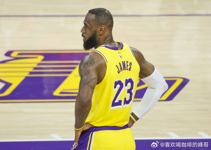 近日，前NBA球员老蒂姆·哈达威在《Crossover Podcast》节目中，