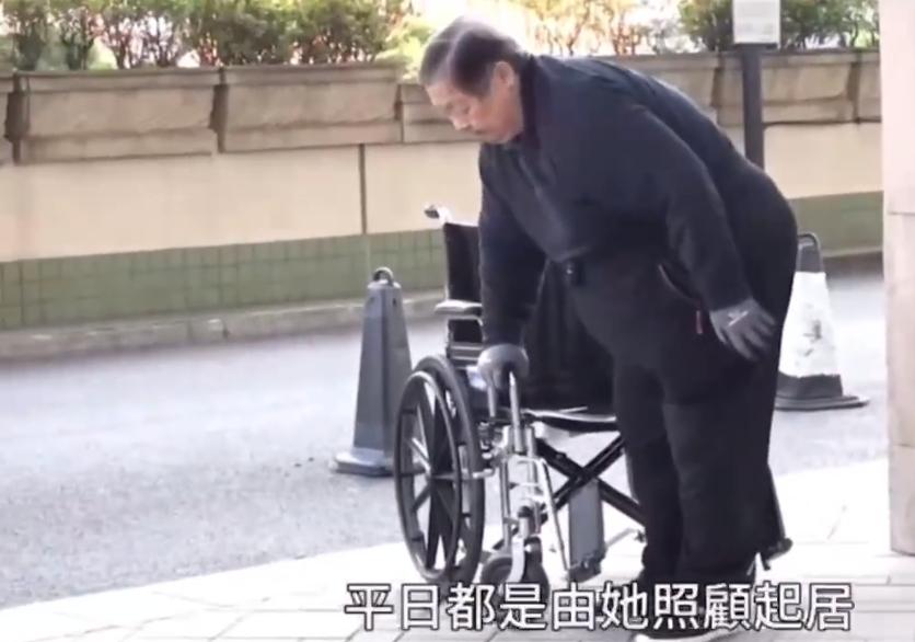 摔倒受伤、被TVB解约，健康状况被指堪忧，但这都不影响75岁的戏骨有艳闻！
1月