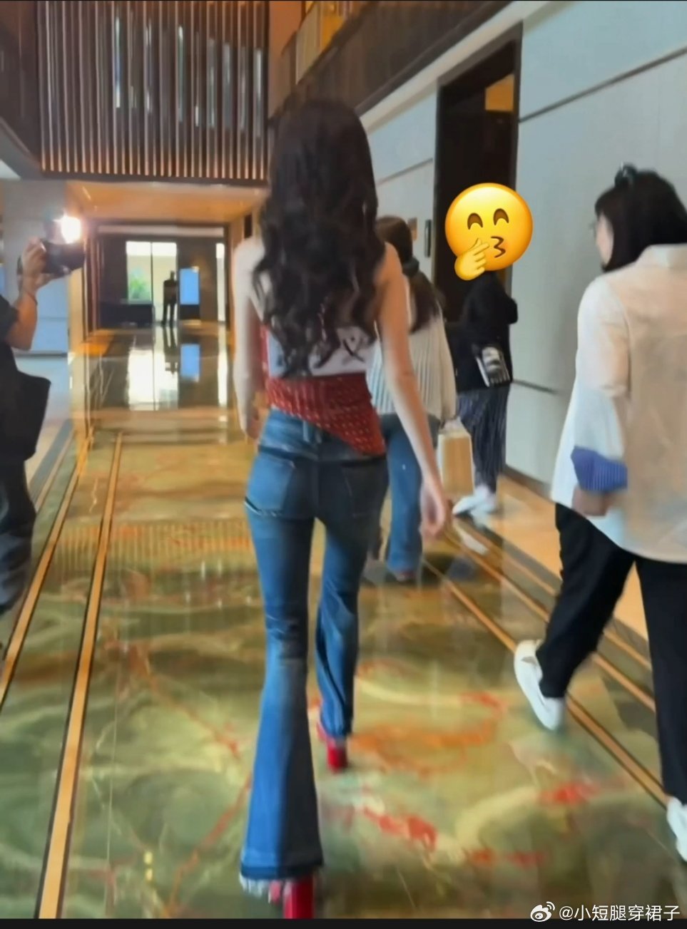 孟子义的腰，就一个巴掌那么宽。又跟李昀锐合体了，昀牵孟绕。 