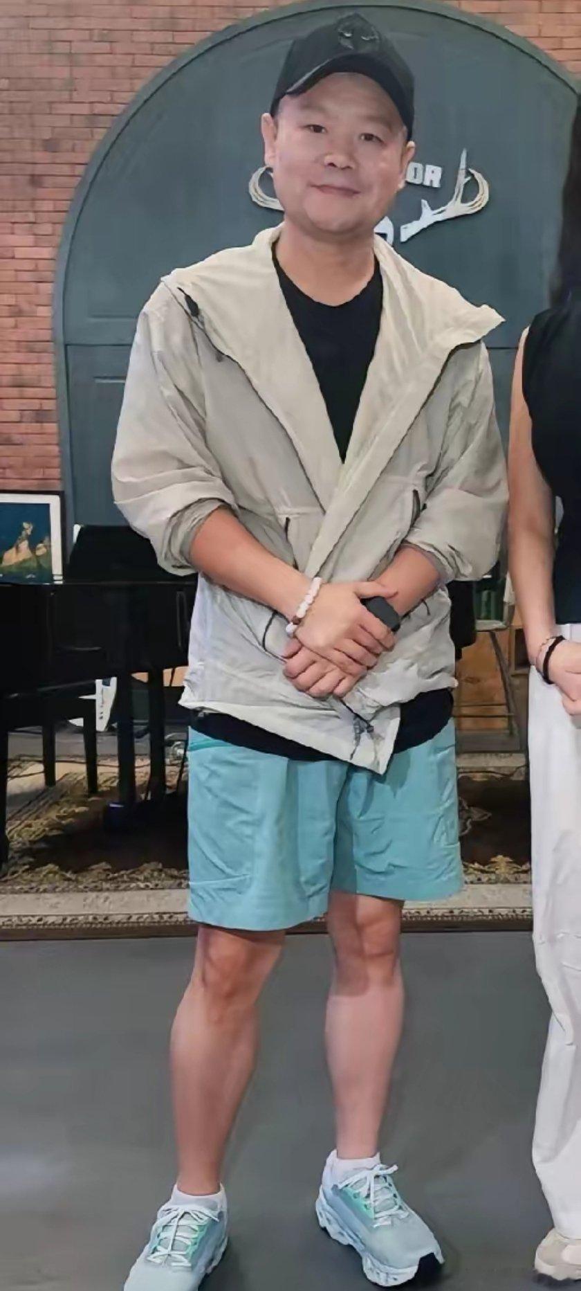 这是岳云鹏？几天不见瘦成了这个模样，不会又是一个号称运动减肥的高手吧！自从高科技