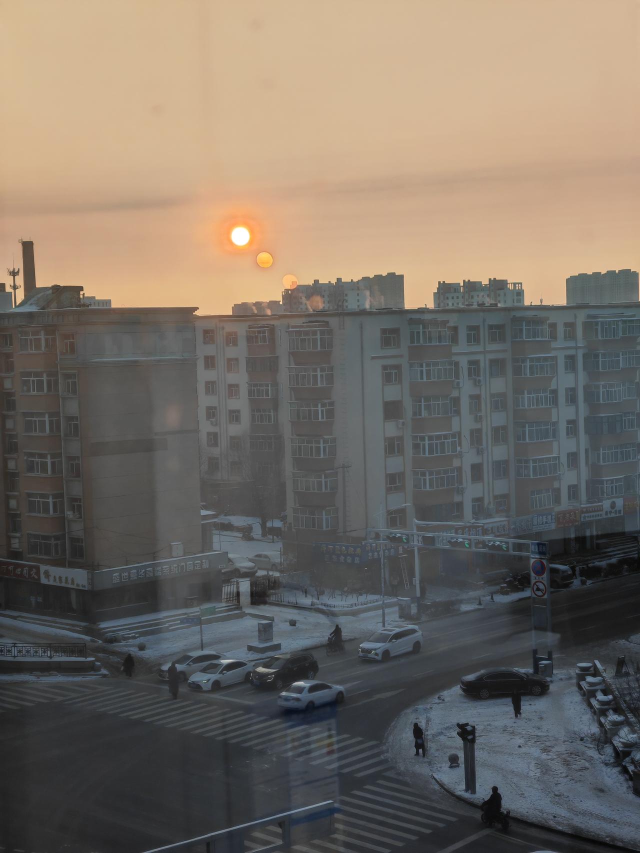 前后一对比，齐齐哈尔清雪速度很快，起早贪晚，昨天下了一天的雪，今天早上主要路面已