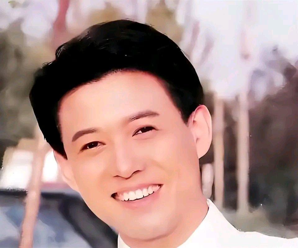 与董卿同居过五年，分手后娶小20岁娇妻，如今62岁的他成人生赢家他就是程前，一个