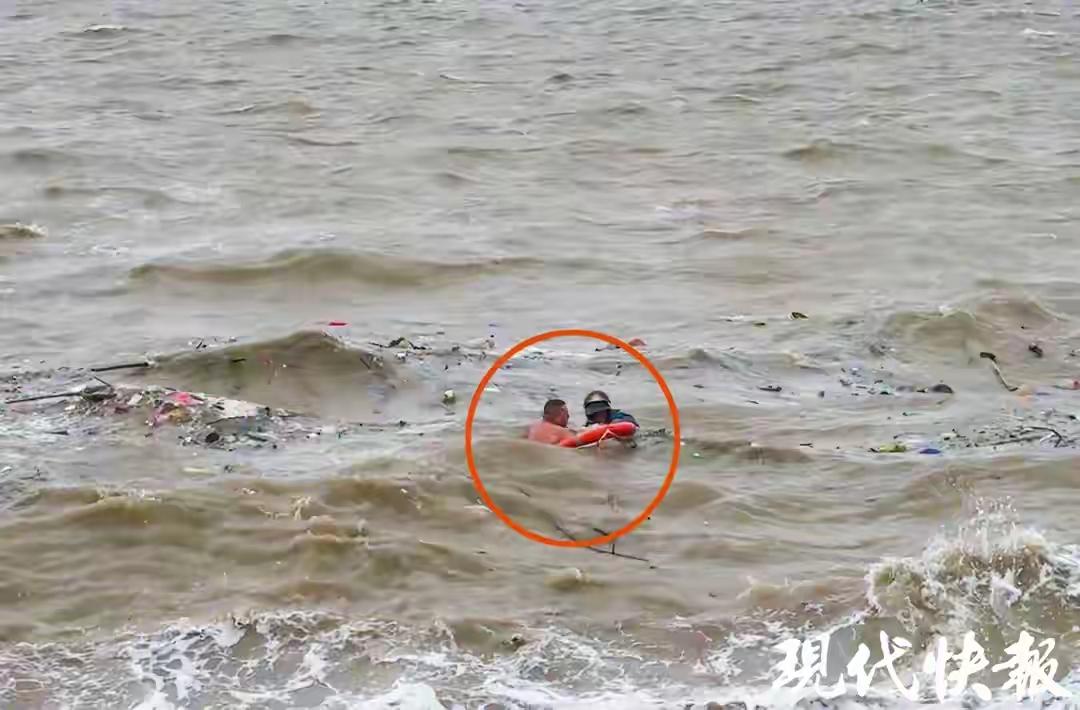 八级风浪中的生命救援，连云港“泳哥”带伤勇救落水者，这不是普通的勇气，这是一种对