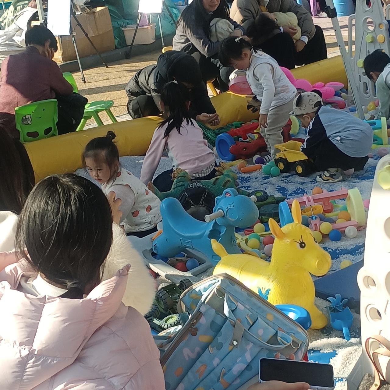 萌娃们在户外乐园尽情玩耍，欢乐时光！🌞👶🏻👧🏻🎉