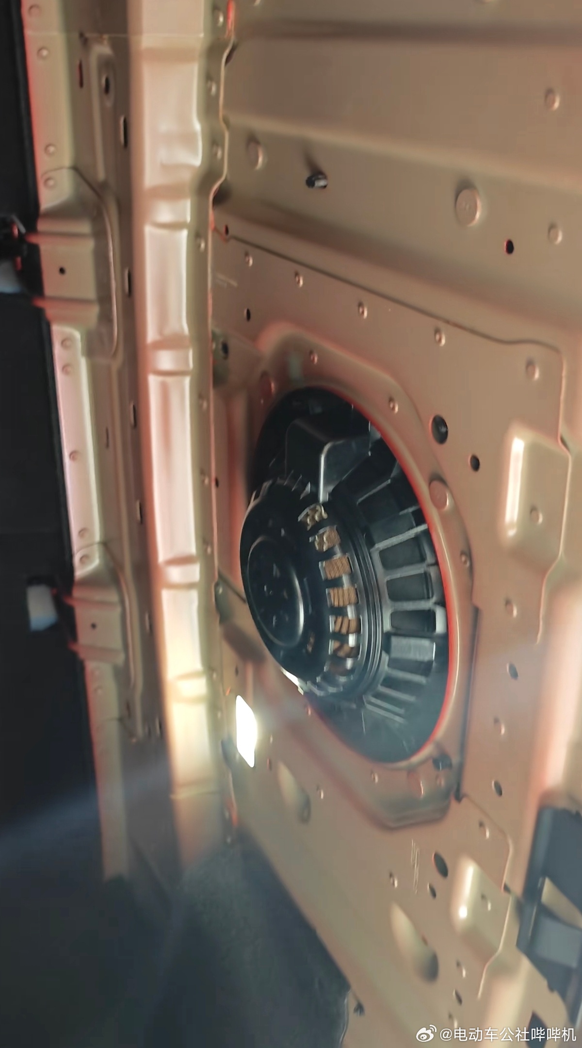 看到有人吐槽，说最近上市的某款新车，后备箱内部上方金属件全部裸露，认为“为了省成